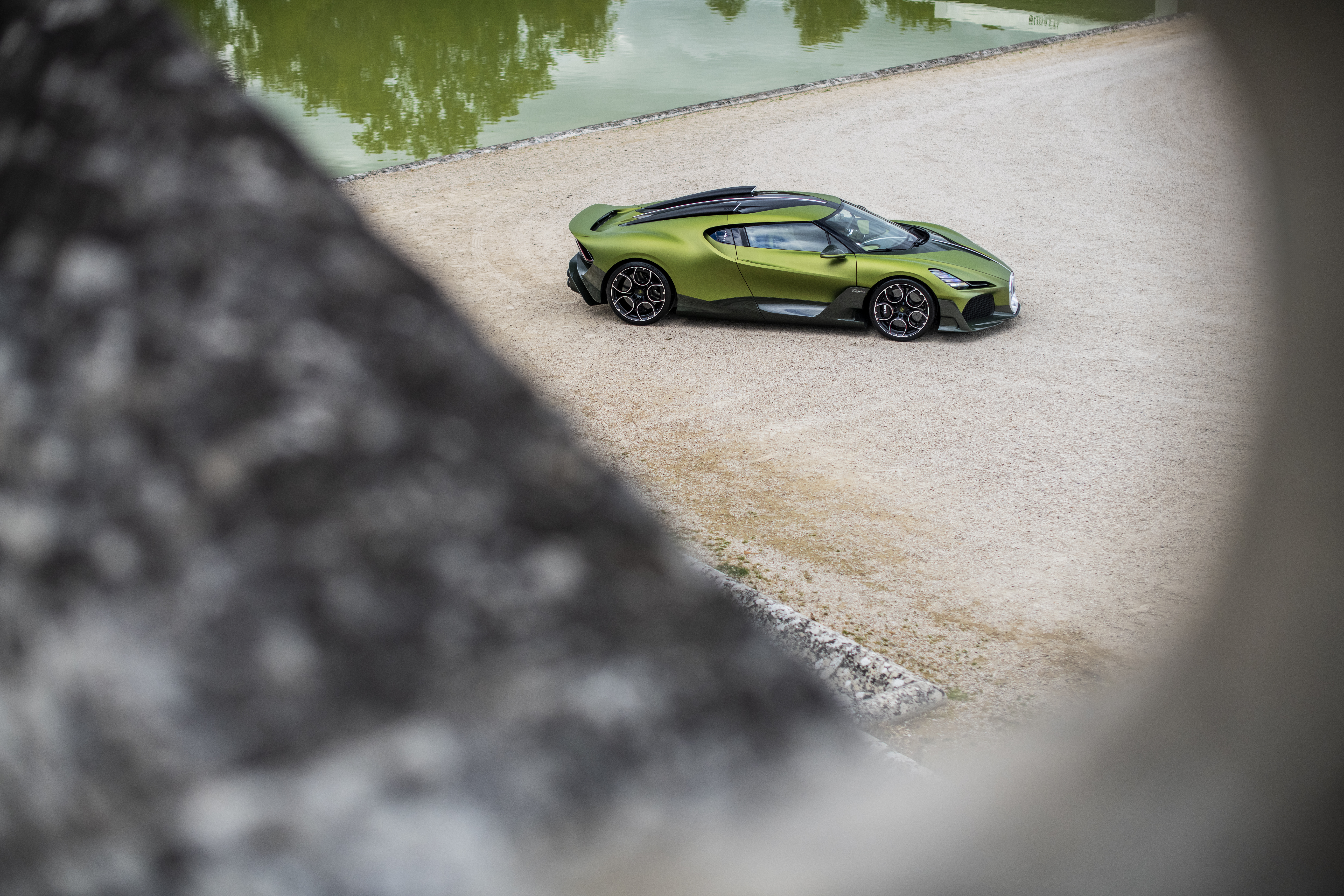 The Bugatti Brouillard takes its place within the exceptional surroundings of the Chantilly estate. Blending heritage and French elegance, the Château provides a setting befitting this unique creation.